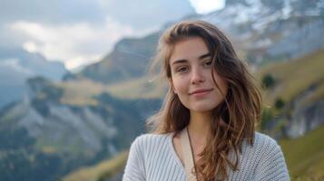 sorridente mulher dentro montanha panorama a partir de Suíça vitrines natureza, ao ar livre viagem, e lindo felicidade foto