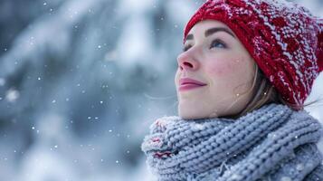 inverno mulher dentro neve vestindo vermelho chapéu e cachecol com sereno expressão dentro Noruega foto