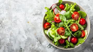 salada tigela com tomate, alface, pepino, rabanete, e espinafre fornece uma fresco saudável refeição opção foto