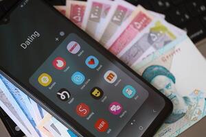 Kyiv, Ucrânia - fevereiro 28, 2024 namoro apps ícones em Smartphone exibição e iraniano reais foto