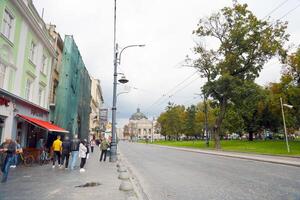 lviv, ucrânia - 11 de setembro de 2022 vista de rua da histórica cidade velha em lviv, ucrânia foto