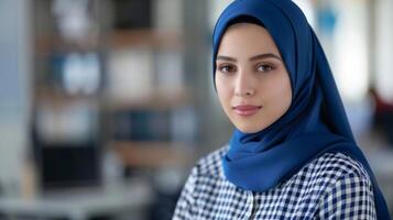 hijab vestindo profissional mulher incorpora tecnologia, desenvolvedor olhar, confiante moderno diversidade e inclusão dentro a local de trabalho foto