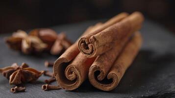 canela Gravetos aromático especiarias para cozinhando com orgânico Castanho texturizado fundo foto