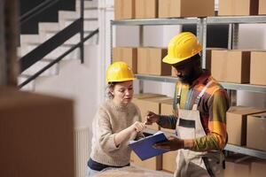 diverso almoxarifado olhando às produtos logística relatório, enquanto preparando clientes ordens dentro armazém. africano americano Supervisor trabalhando às produtos inventário com trabalhador dentro armazenamento quarto foto