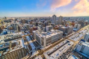 cidade de Sapporo, centro da cidade, horizonte da cidade, pôr do sol no Japão foto