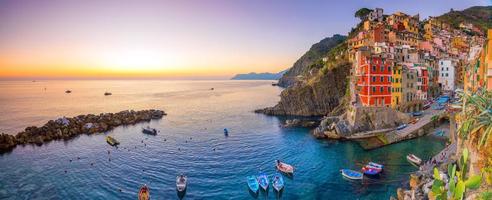 riomaggiore, a primeira cidade da cique terre na ligúria, itália foto