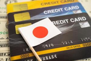 crédito cartão modelo com Japão bandeira, financeiro investimento economia o negócio bancário. foto