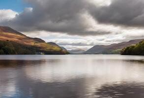 uma Visão do lago Lomond dentro Escócia foto