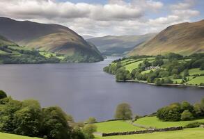 uma vista do lago ullswater no distrito dos lagos foto