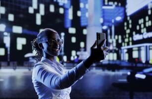 bipoc mulher caminhando por aí cidade às noite, usando Móvel telefone para levar selfie. cidadão usando Smartphone para levar As fotos enquanto passeando lado de fora em esvaziar ruas iluminado de lâmpadas