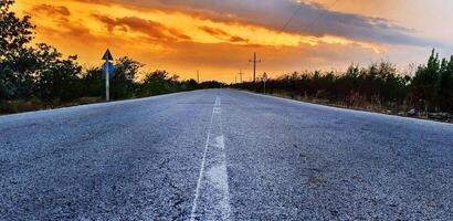 conceito tiro do a estrada dentro a rural Vila. dramático pôr do sol. natureza foto