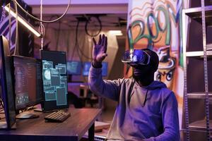 hacker vestindo vr óculos e obtendo não autorizado ilegal Acesso enquanto explorando metaverso. africano americano Criminoso usando virtual realidade capacete para navegar base de dados enquanto quebra lei foto