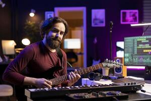 retrato do confiante artista jogando acústico guitarra dentro dele casa estúdio, prepara para uma Novo audio gravação sessão para editar faixas para música indústria. compositor guitarrista composição músicas. foto