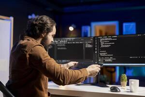 Bravo homem enfurecido enquanto fazendo Programas qualidade garantia, sentindo-me louco depois de vendo erros dentro fonte código em computador tela. frustrado desenvolvedor pronto para esmagar teclado depois de achando codificação problemas foto