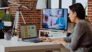 controlo remoto empregado otimizando mercado desempenho gráficos com televisão Como fundo ruído enquanto trabalhando a partir de casa dentro apartamento. teletrabalhador verificação conectados o negócio analytics estatístico dados Métricas, Câmera b foto