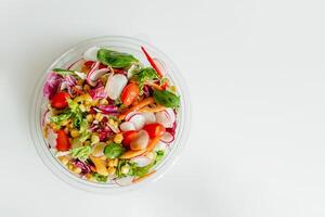 saudável Buda salada tigela com tomates, abacate, misturado verdes, alface, salsinha em branco fundo topo visualizar. Comida e saúde. equilibrado nutrição. Entrega conceito, bandeira, Comida anúncio, cópia de foto