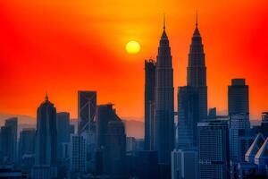 silhueta paisagem urbana do Kuala lumpur cidade Horizonte às nascer do sol dentro Malásia. foto