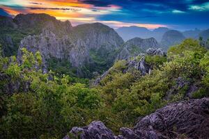 lindo calcário montanha e floresta às pôr do sol dentro interior, tailândia. foto