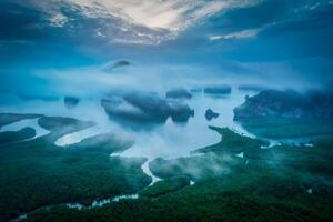 aéreo Visão do phang nga baía dentro amostrado nang chee ponto de vista às dramático céu, phang nga, Tailândia foto