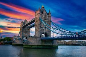 torre ponte às pôr do sol dentro Londres, Reino Unido. foto