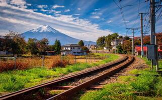 mt. Fuji com trem e arroz campo às dia dentro fujiyoshida, Japão. foto