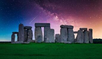 panorama imagem do leitoso caminho galáxia às noite céu com estrelas sobre stonehenge a antigo pré-histórico pedra monumento, Wiltshire, Reino Unido. foto