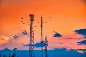 silhueta telecomunicações antena para Móvel telefone às pôr do sol foto