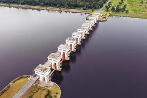 aéreo Visão do utho limpar prasit comportas às dia dentro pak fanang, Nakhon si thamarat, tailândia. foto