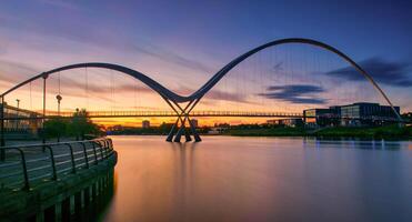 infinidade ponte em dramático céu às pôr do sol dentro stockton-on-tees, Reino Unido. foto