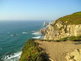 cabo da roca, localizado dentro Portugal, é renomado Como a mais ocidental ponto do continental Europa. foto