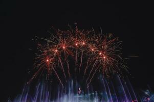 a colorida exibição do fogos de artifício comemora a Diversão e felicidade do a noite. foto