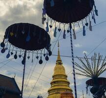 chedi phra este às wat phra este Hariphunchai foto