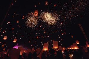 a beleza do a lanternas flutuando dentro a céu durante a sim peng festival e a flutuando lanterna festival dentro Chiang mai província, tailândia. foto