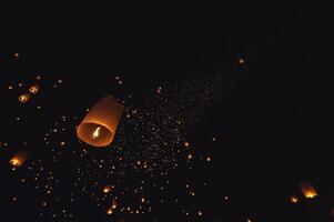 a beleza do a lanternas flutuando dentro a céu durante a sim peng festival e a flutuando lanterna festival dentro Chiang mai província, tailândia. foto