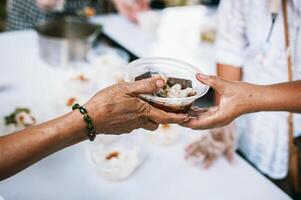 dando livre Comida para a pobre de humano pessoas foto