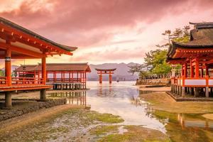 ilha miyajima, o famoso portão torii flutuante foto