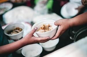 partilha Comida com a pobre. Ideias para ajudando com fome problemas foto