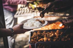 voluntários oferta livre Comida para a pobre. a conceito do Comida compartilhamento. foto