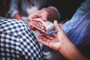 entregando doações para refeições para a sem teto alívio da fome Comida servindo Ideias foto