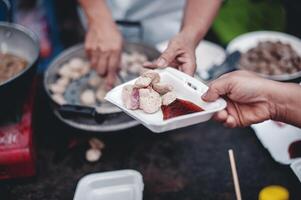 voluntários oferta livre Comida para a pobre. a conceito do Comida compartilhamento. foto