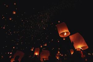 a beleza do a lanternas flutuando dentro a céu durante a sim peng festival e a flutuando lanterna festival dentro Chiang mai província, tailândia. foto