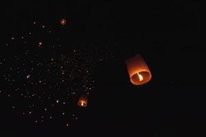 a beleza do a lanternas flutuando dentro a céu durante a sim peng festival e a flutuando lanterna festival dentro Chiang mai província, tailândia. foto