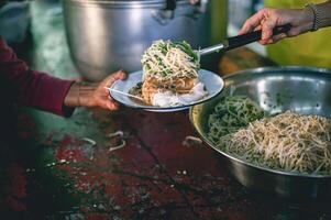 dando Comida para mendigos para Socorro reduzir fome com preocupação. conceitos do Comida doações e ajuda foto