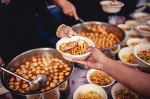 a doação é uma esperança para com fome pessoas para lutar. Cuidado conceito. a partir de a filantropo para Socorro foto