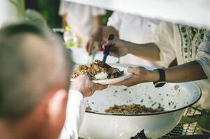 dando Comida para mendigos para Socorro reduzir fome com preocupação. conceitos do Comida doações e ajuda foto