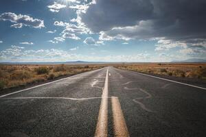 Arizona deserto estrada com dramático céu, dourado pastagens, e distante montanhas foto