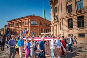 festivo multidão a comemorar dentro velho Cidade riga, Letônia foto