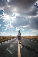 pessoa em pé em dividindo linha do dois faixa estrada, Arizona foto
