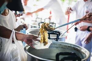 caridade comida, Comida para a pobre com fome voluntários oferta Comida para Socorro a sem teto a idéia do obtendo Socorro a partir de companheiro humanos foto