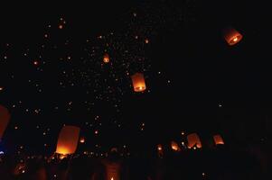 a beleza do a lanternas flutuando dentro a céu durante a sim peng festival e a flutuando lanterna festival dentro Chiang mai província, tailândia. foto